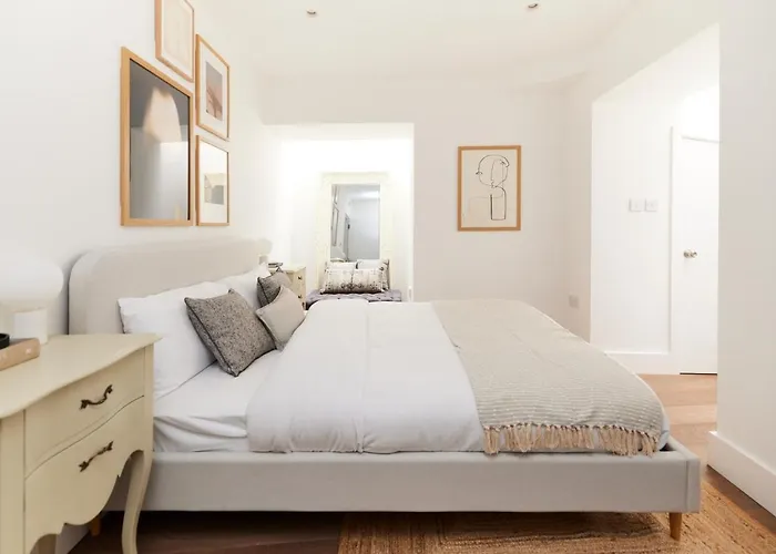The Ravenscourt Park Escape - Bright 2Bdr Flat